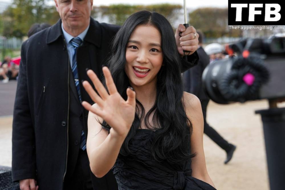 Leggy Kim Ji-soo Attends the Dior Fashion Show in Paris - #18