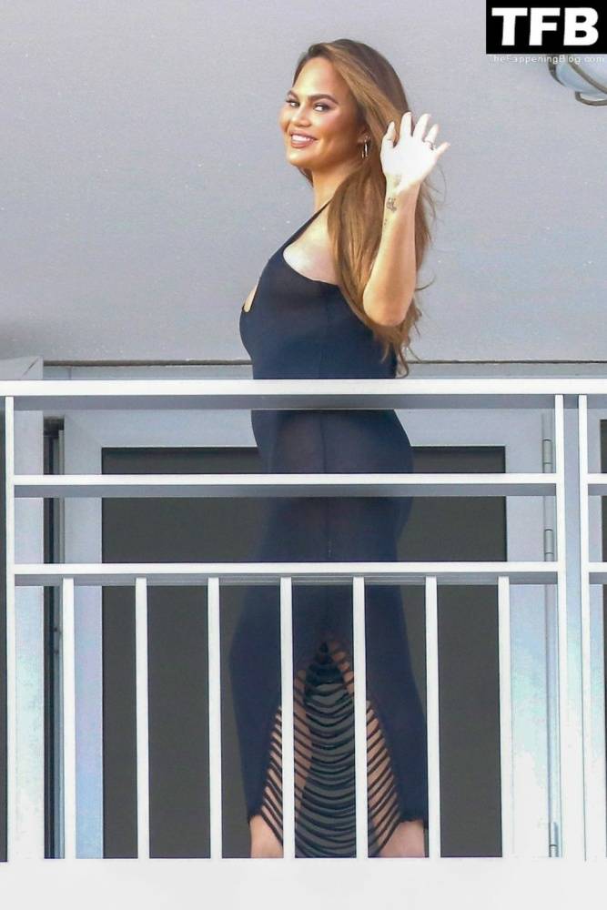 Chrissy Teigen & John Legend Kiss and Pose During an Impromptu Balcony Shoot - #10