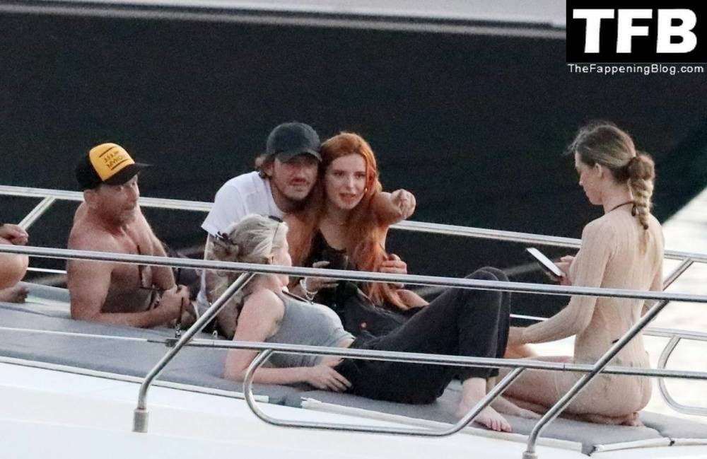 Bella Thorne Has a New Male Friend After Splitting Benjamin Mascolo - #14