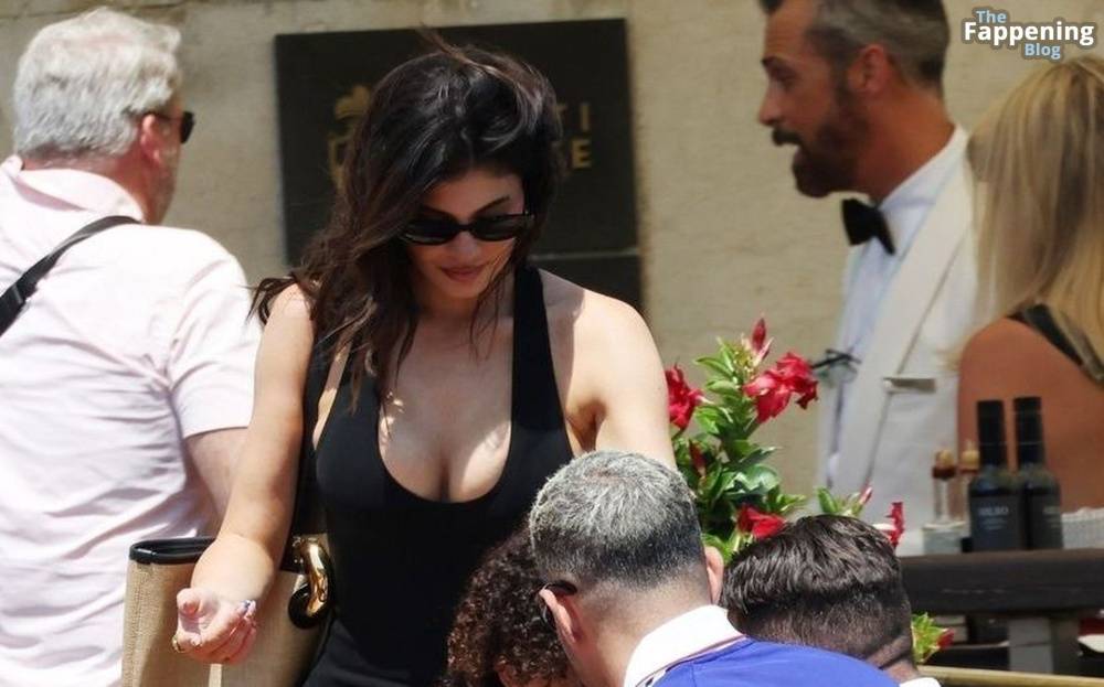 Kylie Jenner Displays Her Cleavage in Venice (69 Photos) - #18