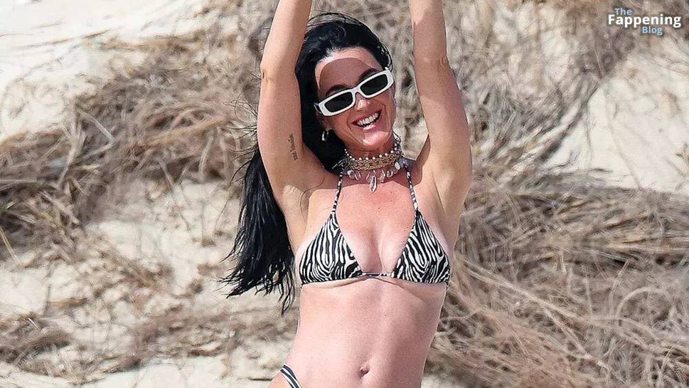 Katy Perry Displays Her Sexy Bikini Body on the Beach in Ibiza (9 Photos) - #4