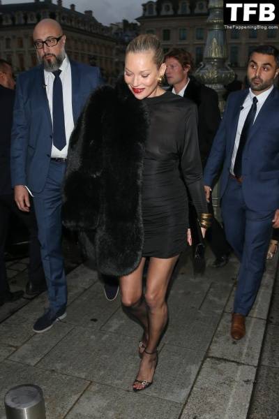 Kate Moss Flashes Her Nude Tits as She Arrives at the Saint Laurent Fashion Show in Paris - Paris on solefans.net