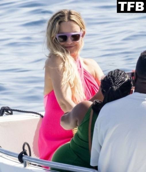 Kate Hudson is Seen on Her Family Trip to Nerano on solefans.net