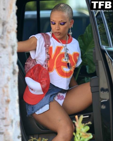 Doja Cat Puts on a Sexy Display While Spotted Shopping in Calabasas on solefans.net