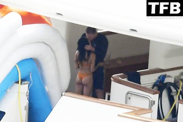 Zoe Kravitz & Channing Tatum Pack on the PDA While on a Romantic Holiday on a Mega Yacht in Italy - Italy on solefans.net