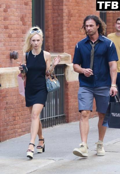 Juno Temple Holds Hands with Her Mystery Boyfriend in NYC on solefans.net