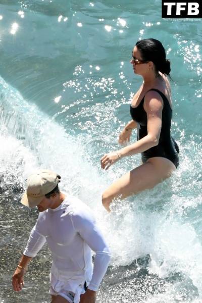 Katy Perry & Orlando Bloom Enjoy Their Summer Vacation on Positano on solefans.net