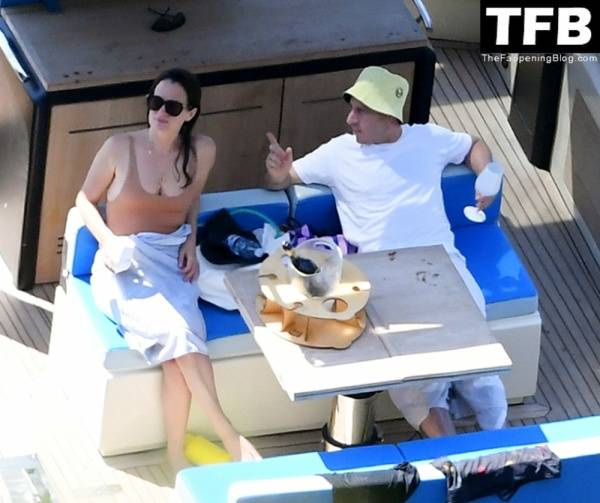 Elizabeth Reaser Has a Great Time with Bruce Gilbert While on Holiday in Positano on solefans.net