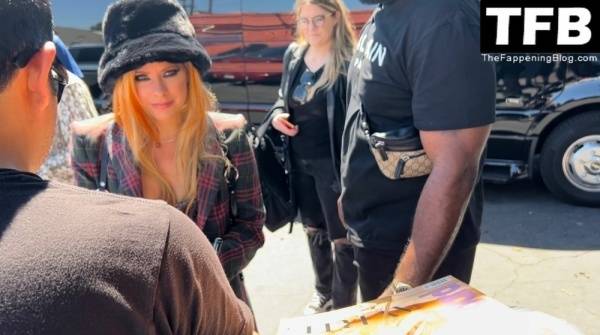 Avril Lavigne Receives a Star on the Hollywood Walk of Fame on solefans.net