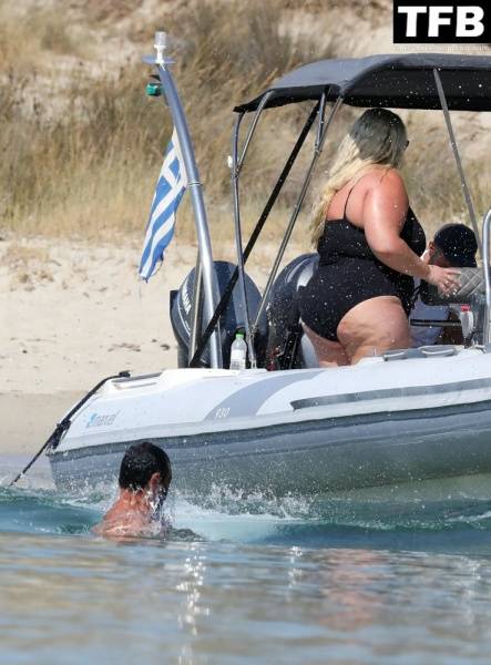 Gemma Collins Flashes Her Nude Boobs on the Greek Island of Mykonos - Greece on solefans.net