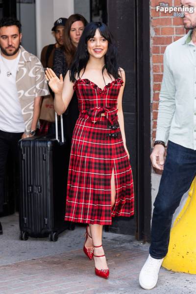 Jenna Ortega Flashes a Smile and a Wave as She Steps Out in NYC (35 Photos) - Usa on solefans.net