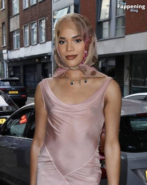 Yasmin Finney Flashes Her Nude Tits in London (42 Photos) - city London on solefans.net