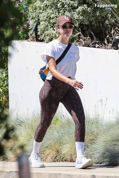 Jessica Alba Shows Off Her Sexy Butt Wearing Leggings in Beverly Hills (23 Photos) - city Beverly Hills on solefans.net