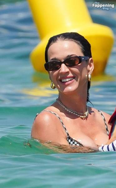 Katy Perry and Her Family Arrive at Le Club 55 in Saint-Tropez (97 Photos) - France on solefans.net