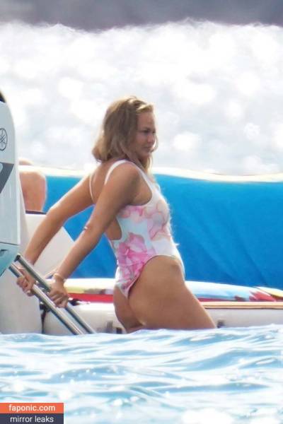 Chrissy Teigen aka ChrissyTeigen Nude Leaks on solefans.net