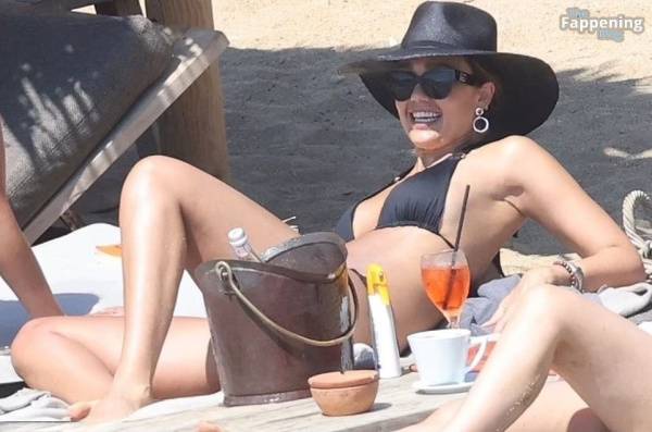 Jessica Alba Looks Sexy in a Black Bikini (15 Photos) - Greece on solefans.net