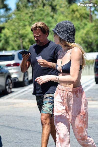 Julia Stambler Steps Out For Smoothies with Sean Stewart in LA (39 Photos) on solefans.net